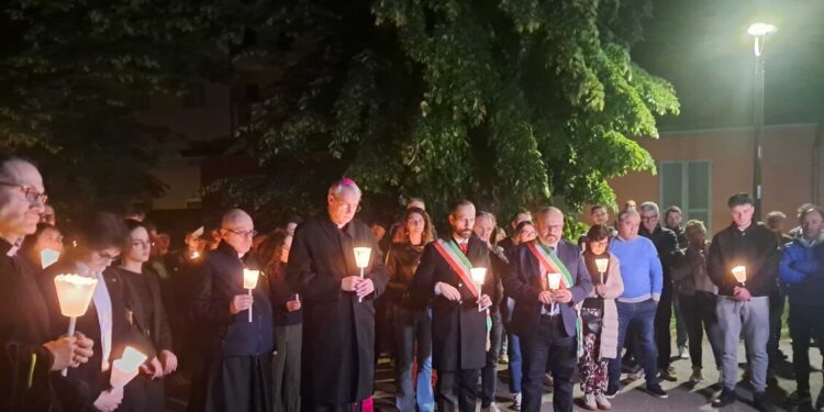 Ragazzo ucciso a Pavia, centinaia di persone alla fiaccolata
