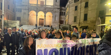 Ucciso davanti al figlio, in migliaia alla fiaccolata a Massa