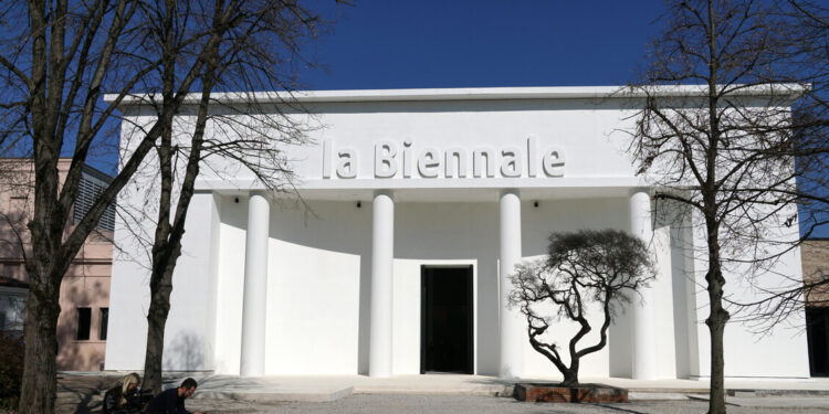 Gli ispettori alla Biennale, l’Ue appoggia la linea dura di Giuli
