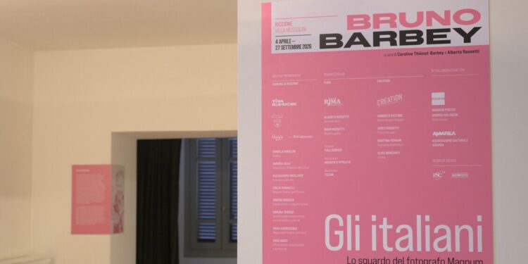 Si apre a Villa Mussolini a Riccione, la mostra ‘Bruno Barbey. Gli italiani’