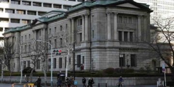 Bank of Japan, tassi fermi ma dimezza la crescita e alza stime su inflazione