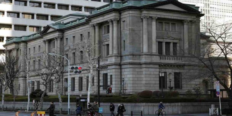 Bank of Japan, tassi fermi ma dimezza la crescita e alza stime su inflazione