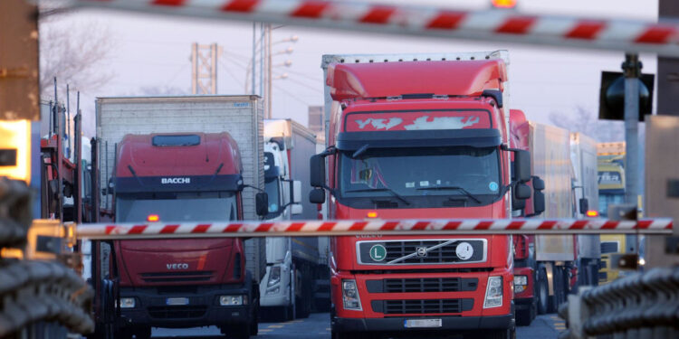 Camion fermi con lo sciopero degli autotrasportatori, c’è davvero un’emergenza carburante?