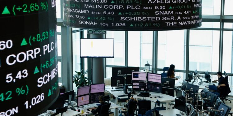 Spread Btp-Bund a 76 punti base, rendimenti in leggero aumento a 3,77%