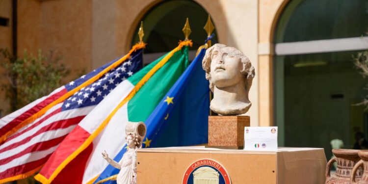Dagli Usa tornano 337 reperti trafugati, Giuli ‘la cultura non si perde’