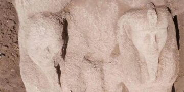 Una statua colossale riemerge da scavi nell’Alto Egitto
