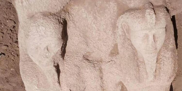 Una statua colossale riemerge da scavi nell’Alto Egitto