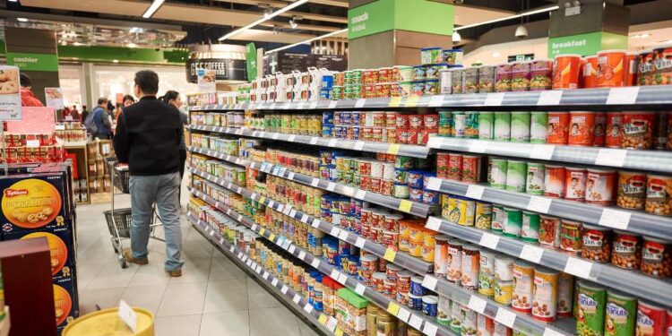 Inflazione al 2,9% e guerra in Iran, perdiamo 1.500 euro a testa: le stime