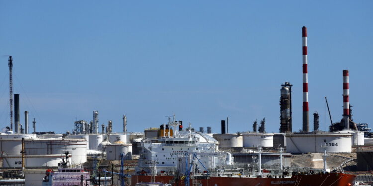 Il petrolio chiude in rialzo a New York a 101,27 dollari
