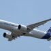 AirAsia-Airbus siglano accordo da 19 miliardi per 150 aerei A220-300