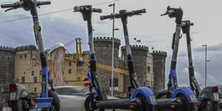 Monopattini elettrici, obbligo di targa entro 16 maggio, ma c’è rischio ritardi