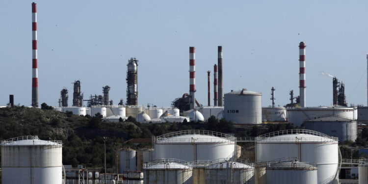 Il petrolio chiude a New York in brusca frenata, a -6,96%