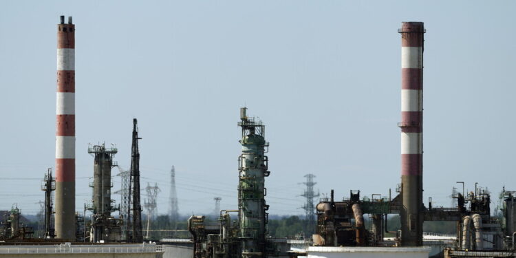 Il petrolio chiude in rialzo a New York a 106,42 dollari