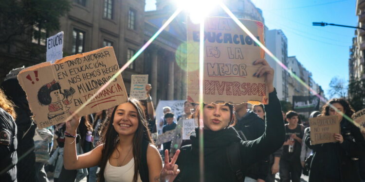 Argentina, migliaia in piazza per difendere le università pubbliche