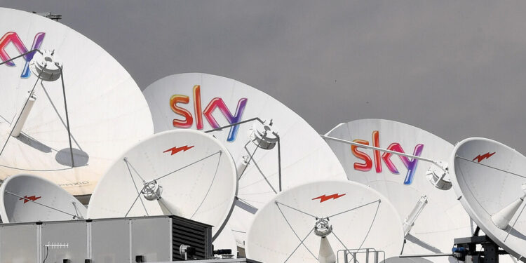 Sky chiede i danni a Tim e Dazn per il ‘cartello’ sul calcio
