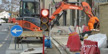 Più buche nelle strade italiane, il bitume il 50% in più: “Finiremo tra 30 anni”