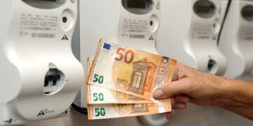 Crisi energetica, aumenti fino a 2.270 euro a famiglia: avvertimento del Fmi