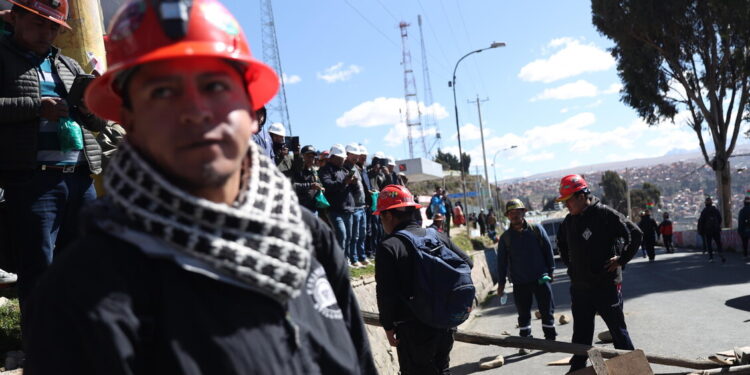 Bolivia, scontri a La Paz: i minatori chiedono le dimissioni del presidente Paz