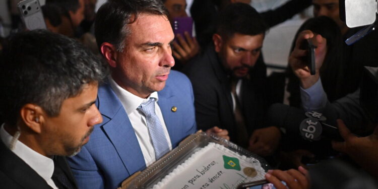 Brasile, bufera su Bolsonaro Jr per fondi di banchiere incarcerato a un film sul padre