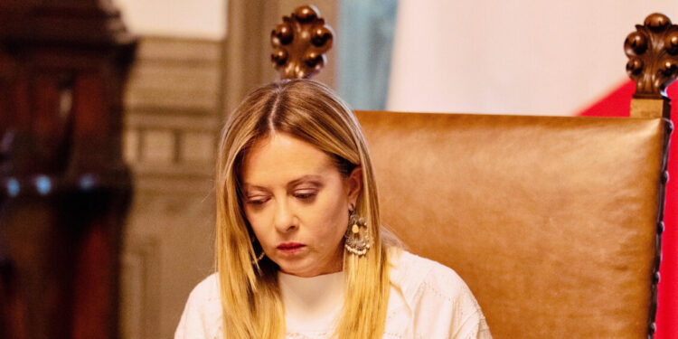 Meloni prepara l’incontro con Rubio, il governo difende Leone