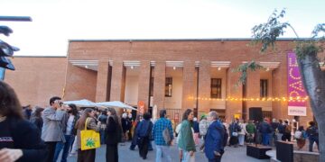 Il Piccolo inaugura la piazza del festival ‘Presente indicativo’