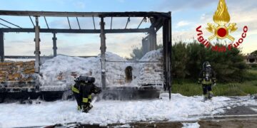 Tir con sostanza corrosiva a fuoco nel Lodigiano, strada provinciale chiusa