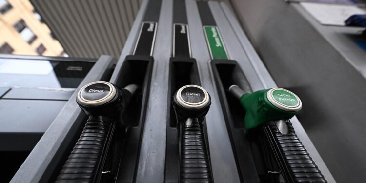 Mimit, benzina a 1,930 euro al litro, gasolio scende a 2,009 euro
