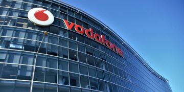 Vodafone torna in utile e rivede al rialzo guidance 2027