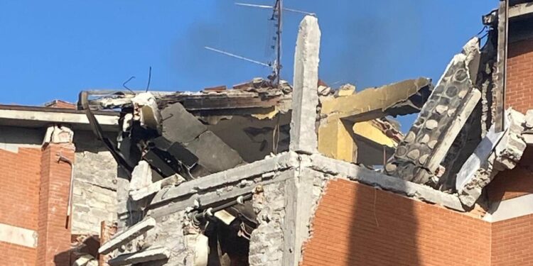 La violenta esplosione in una palazzina a Cassino, morto uno dei feriti