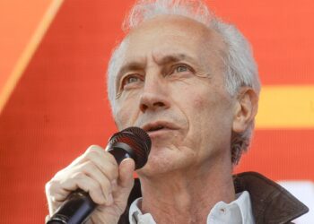 Di Battista ricoverato a Cuba, messaggio di Travaglio: “Forza ragazzo”