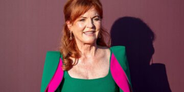 Sarah Ferguson torna nel Regno Unito dopo lo scandalo Epstein