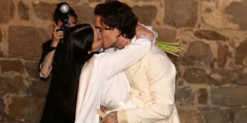Damiano David e Dove Cameron sposi, applausi in piazza a Montalcino