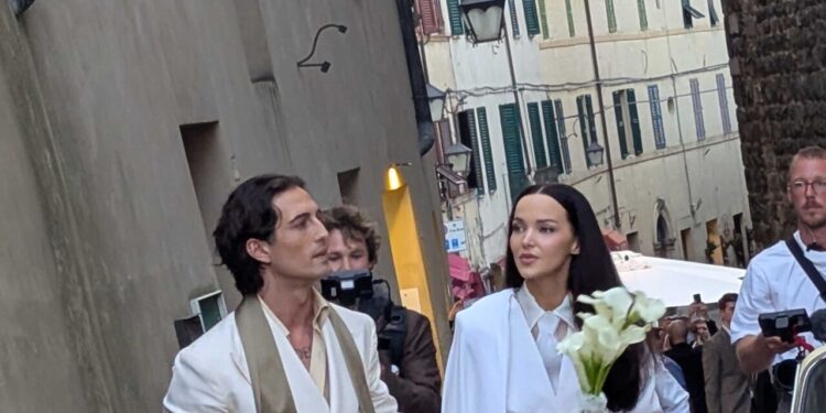 Damiano e Dove Cameron sposi, applausi dal pubblico in piazza a Montalcino