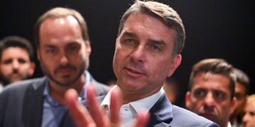 Brasile, Flávio Bolsonaro attacca Moraes dopo il mandato d’arresto per il fratello