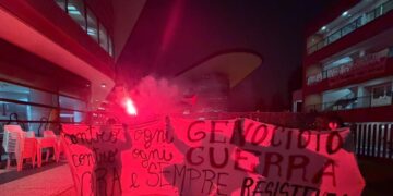 Bloccato corteo pro Pal a Torino, la polizia usa l’idrante