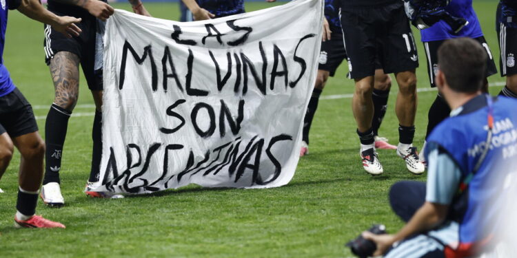Anche il reclamo delle Malvinas al centro dell’omaggio a Messi