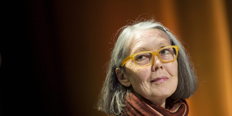 Anne Carson, i soldi del Nobel in beneficenza