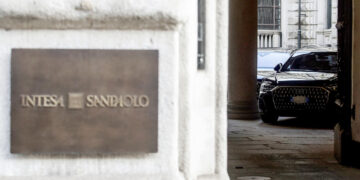 Intesa, da Delfin impegno di adesione all’Opas per Mps