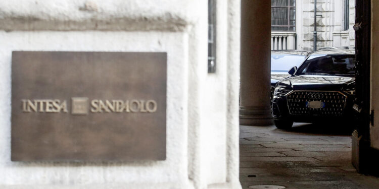 Intesa rilancia sull’Opas Mps, aumenta la componente cash di 0,25 euro