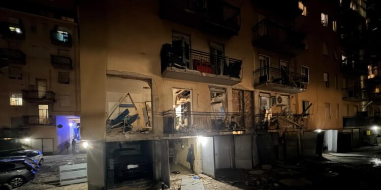 Esplosione nel centro di Bergamo per una fuga di gas, 8 feriti