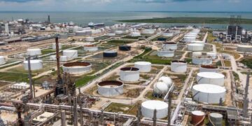 La Cina blocca l’export di carburanti: perché benzina, diesel e voli rischiano nuovi rincari