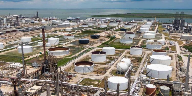 La Cina blocca l’export di carburanti: perché benzina, diesel e voli rischiano nuovi rincari