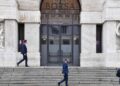 Borse, bond ed euro a picco, Fmi lancia l’allarme sul debito