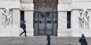 Borse, bond ed euro a picco, Fmi lancia l’allarme sul debito