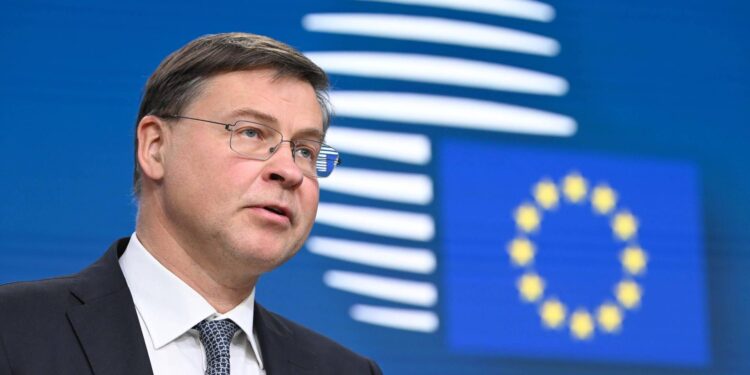Ue, Dombrovskis: “Esamineremo a fondo le richieste di Italia e Grecia, no a nuove forme di flessibilità”