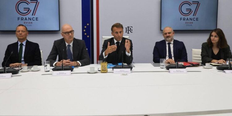 Caro carburanti, G7 si mobilita: “Misure decisive”. Macron: “Lavoriamo per ridurre prezzi”. Meloni: “Sostegno ad azione coordinata su scorte”