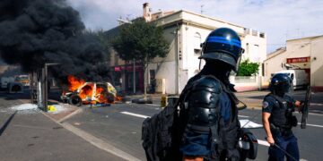 Infiamma la protesta degli studenti in Francia: incendio in una scuola a Metz, fermato 15enne per aggressione