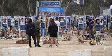 Israele, i due volti del 7 ottobre: sopravvissuti e familiari si riuniscono il giorno del massacro, il governo il 5