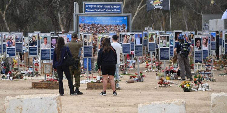 Israele, i due volti del 7 ottobre: sopravvissuti e familiari si riuniscono il giorno del massacro, il governo il 5