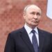 Putin compie 74 anni: dal trattore al coccodrillo, ecco i regali più assurdi ricevuti